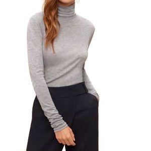 Aritzia Babaton Lightweight Gray Turtleneck Long Sleeve Cashmere Top Size Small